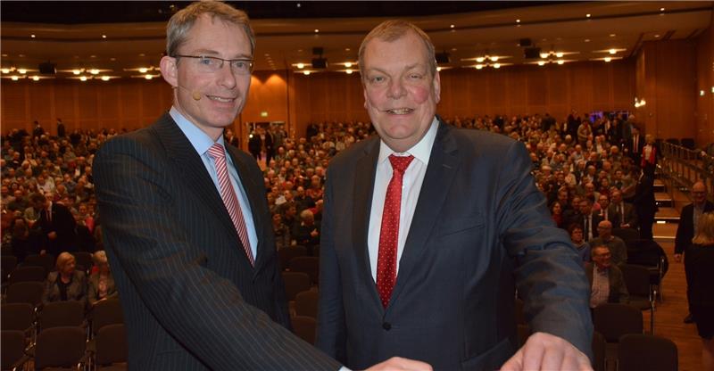 So schlecht ist die Lage nicht: Dr. Holger Bahr (links) und Kreissparkassen-Vorstand Michael Carstens. Foto Stephan