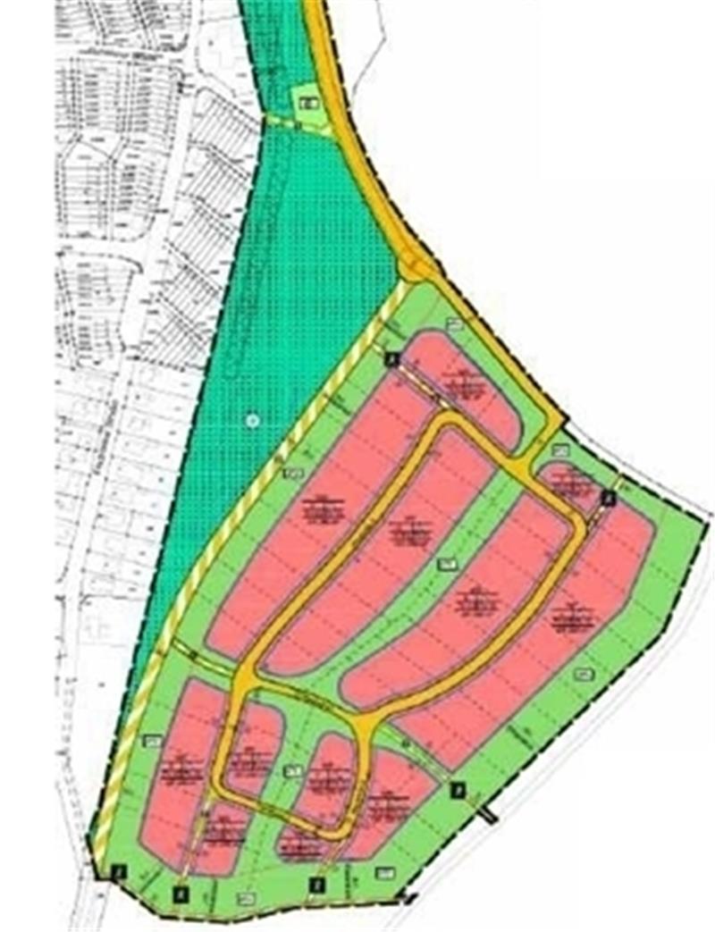 So sieht der aktuelle Entwurf für die 57 Baugrundstücke in der Waldsiedlung aus: Die Zufahrt ins Quartier soll nicht mehr an der Heidesiedlung (links) entlang verlaufen (gelb gestrichelte Linie), sondern weiter entfernt durch die Mitte des 