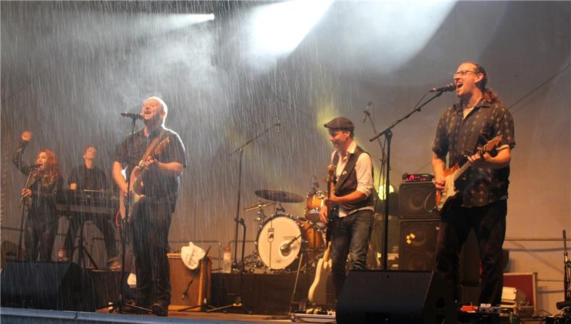 Solches Wetter haben Andrew Strong und seine Musiker nicht verdient. Foto Richter