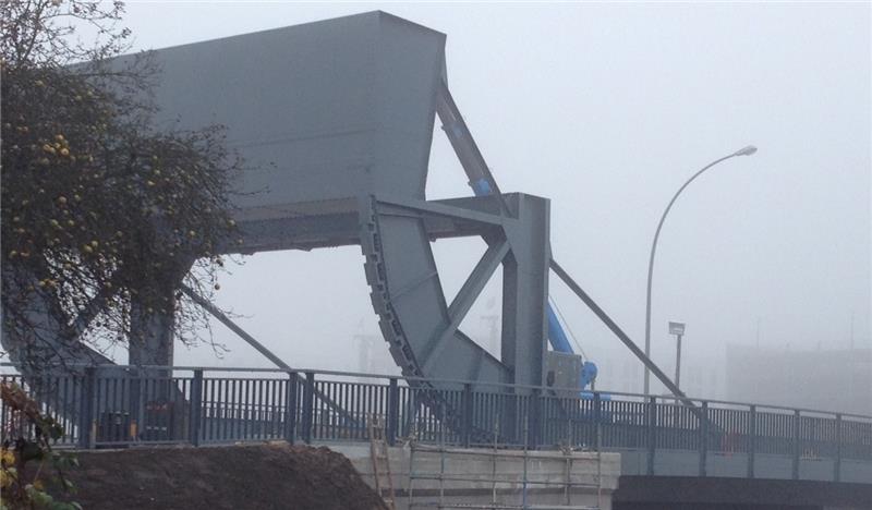 Soll am 9. Dezember wieder für den Verkehr freigegeben werden: die Brücke über den Östlichen Bahnhofskanal . Foto Wahba