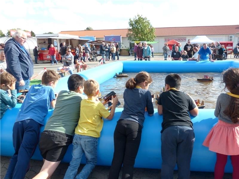 Spielspaß am Apfeltag: Kinder können Modellbauboote des Verens DMC kreisen lassen. Fotos Eidtmann