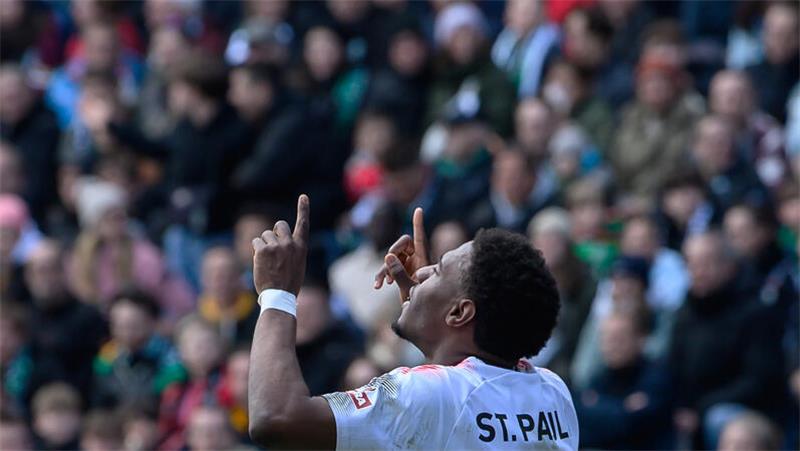  St. Paulis Oladapo Afolayan jubelt nach seinem Tor zum 0:1. 