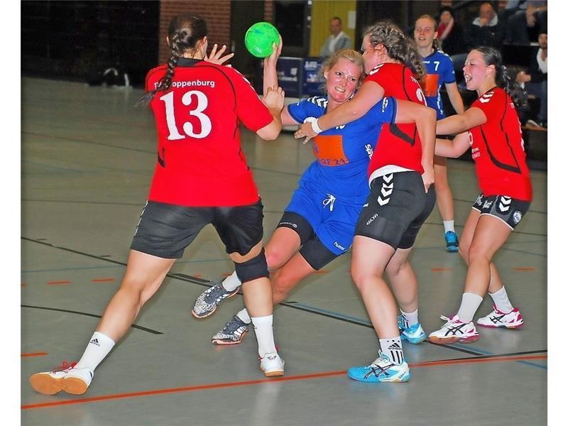 Stades Astrid Meyer (in blau) blieb zwar ohne Tor, schaffte mit großem Einsatz aber Raum für ihre Mitspielerinnen. Schnackenberg