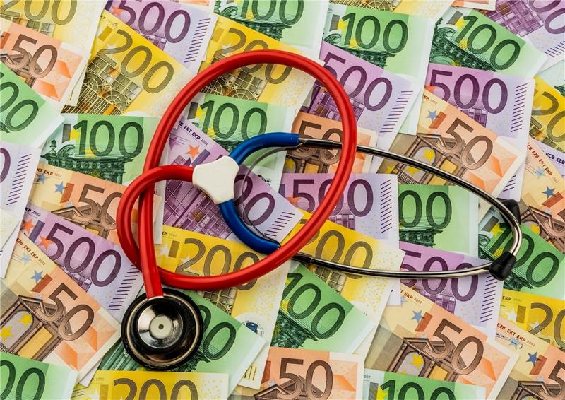 Stethoskop und Euro-Geldscheine: Diese stehen symbolisch für die Kosten im Gesundheitswesen und für die Krankenkassen und Medizin.