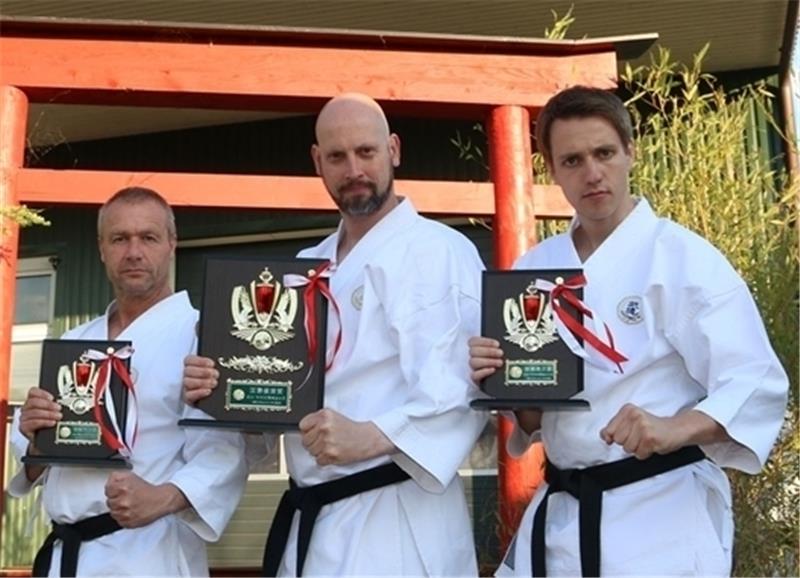 Stolz auf ihre Leistungen in Japans ältester Budo-Trainingsstätte: die Karateka Marc Pönisch, Norman Goly und Jan Seba (von links) von der Karateschule Agathenburg.
