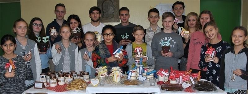 Stolz präsentieren einige Schüler der Johann-Hinrich-Pratje-Schule in Horneburg einen kleinen Teil der von Kindern und Jugendlichen selbst gebastelten, gebackenen und eingekochten Produkte für den Weihnachtsbasar: Für einen guten Zweck verk