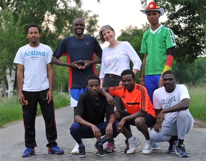 Sudanesische Flüchtlinge haben in Deinste mit Iris Rolfs eine Laufgruppe gegründet (unten von links): Salah, Abdullha und Mohamad. Oben von links: Samani, Mohammad, Iris Rolfs und Atif. Foto Berlin