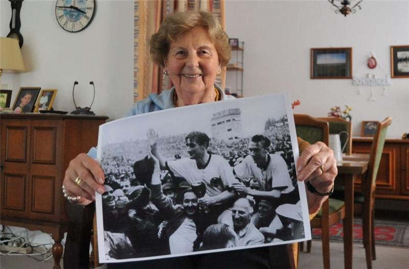 Susanne Weiler präsentiert das wohl bekannteste Foto vom WM-Finale 1954: Kapitän Fritz Walter hält den Pokal in der Hand. Foto Scholz