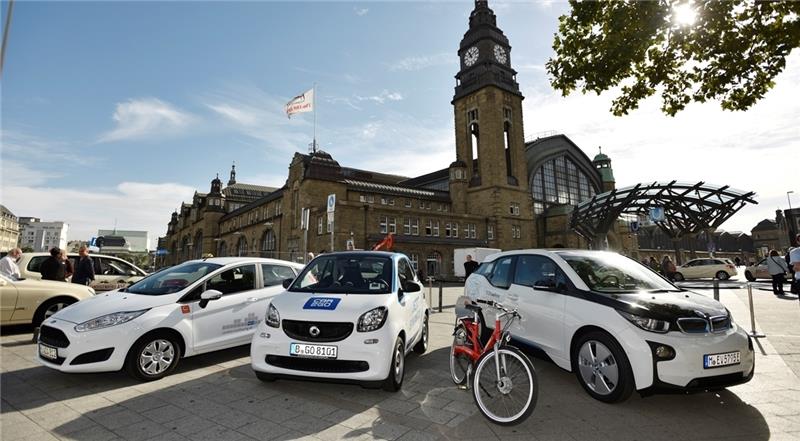 Switchh-Fahrzeuge stehen vor dem Hamburger Hauptbahnhof bereit. Foto Marc-Oliver Schulz