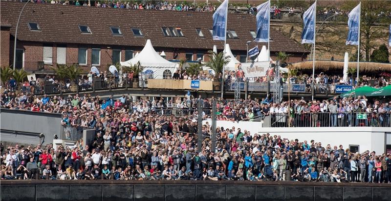 Tausende Menschen verfolgen im Hafen in Hamburg die Einlaufparade des 827. Hafengeburtstags auf der Elbe. Fotos Reinhardt/dpa