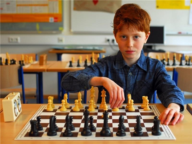 Thomas Fuchs spielt seit drei Jahren Schach . Ein Lehrer hatte den damals Sechsjährigen früh unter seine Fittiche genommen. Foto Schnackenberg