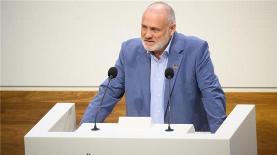 Thorsten Paul Moriße spricht im niedersächsischen Landtag.