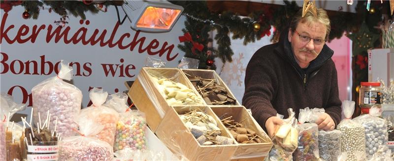 Torsten Hanfft bietet in seinem Verkaufswagen 180 verschiedene Süßigkeiten von acht unterschiedlichen Lieferanten an Foto Wisser
