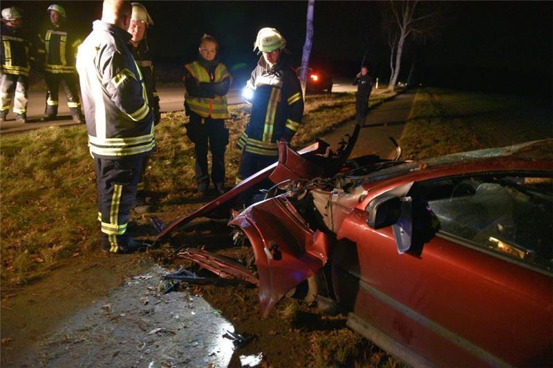 Totalschaden: Die Front des Opel Astra wird bei dem Crash total zerstört. Foto: Beneke