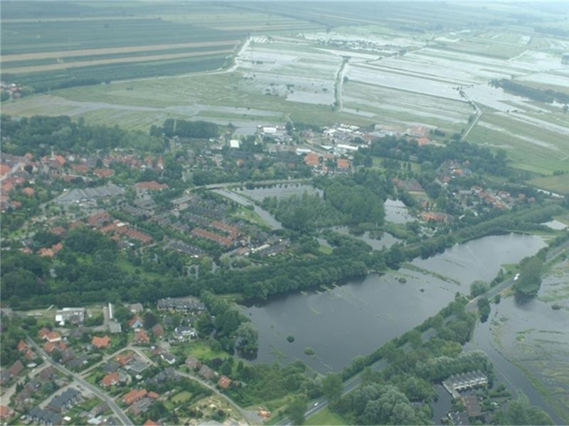 Überflutete Flächen in Horneburg im Sommer 2002.