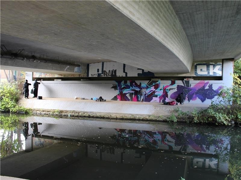 Unter der am Sonnabend freigegebenen Brücke unter der Este an der Stader Straße entstehen zurzeit neue Werke. Fotos: Richter