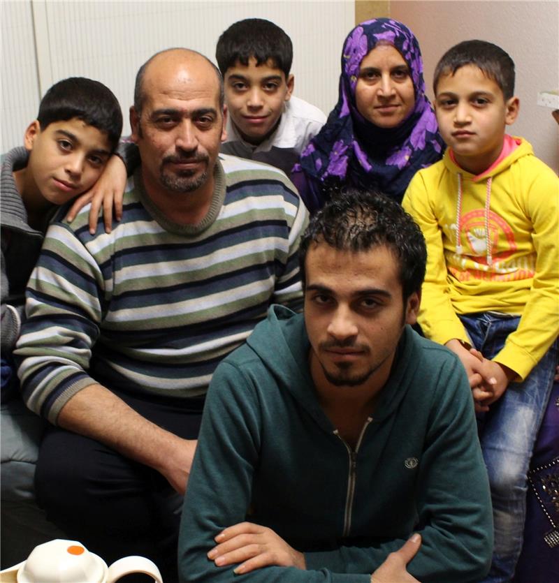 Vater Muhamad AlShahbani mit seiner Frau und vier der gemeinsamen sechs Kinder. Nicht auf dem Foto, aber auch glücklich in Buxtehude angekommen sind die 13-jährige Rawan und die 15-jährige Anfal. Fotos Richter