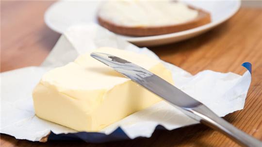 Vegane Butter enthält einen höheren Anteil an gesättigten Fettsäuren und ist deshalb fester als Margarine.