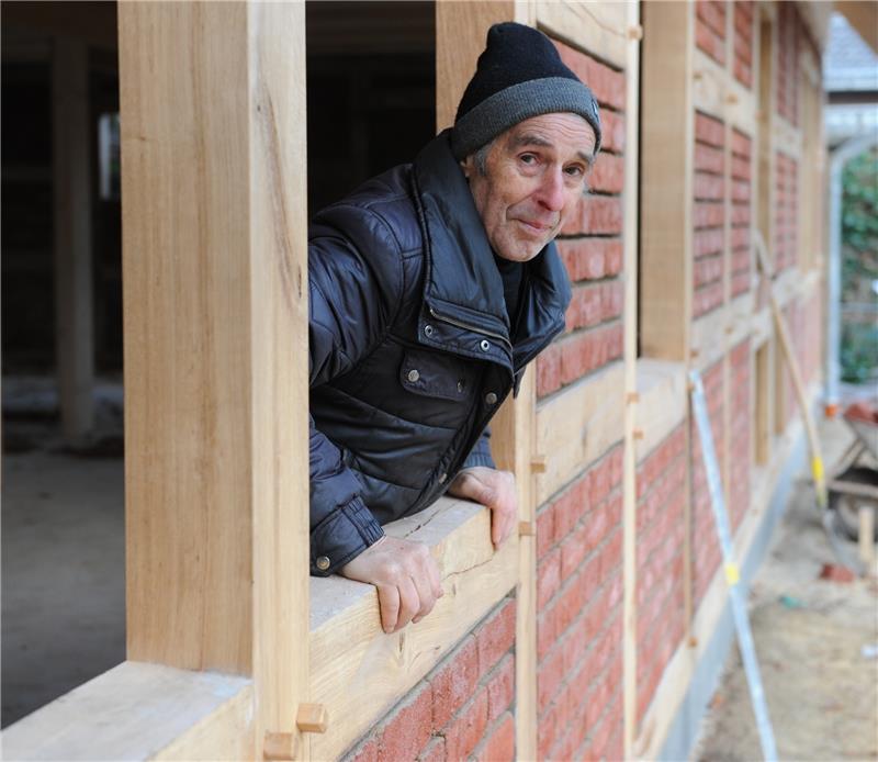 Volker Schröder verlor durch einen Blitzschlag sein historisches Anwesen. Nun lässt er ein neues Haus aufbauen. Foto: Kordländer
