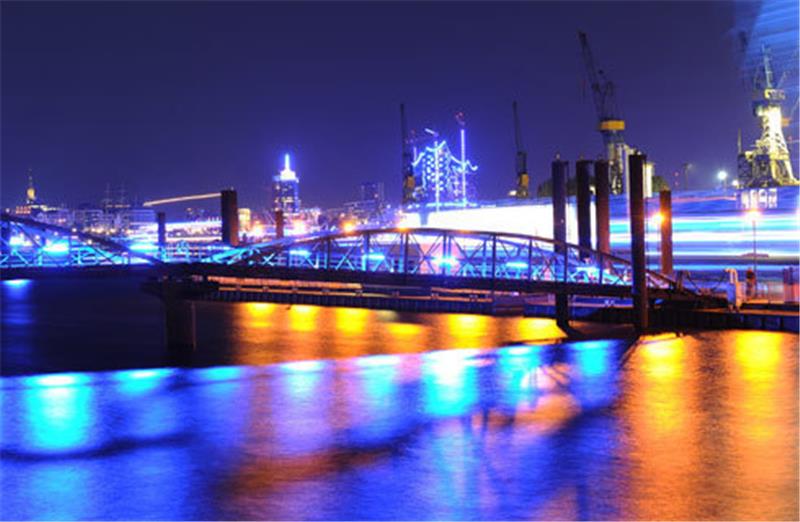 Vom 4. bis 13. September taucht der Lichtkünstler Michael Batz den Hafen und markante Gebäude wieder in blaues Licht.  Foto Brandt/dpa