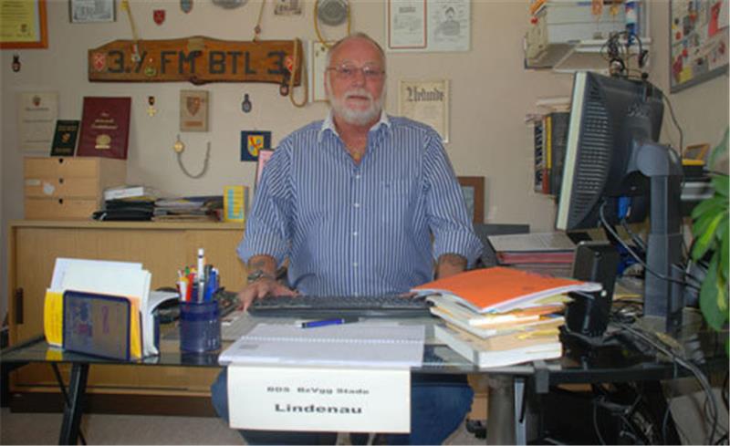 Walter Lindenau an seinem Schreibtisch im Eichenweg 11. Seine Privatwohnung dient auch als Büro.  Foto Schwartau