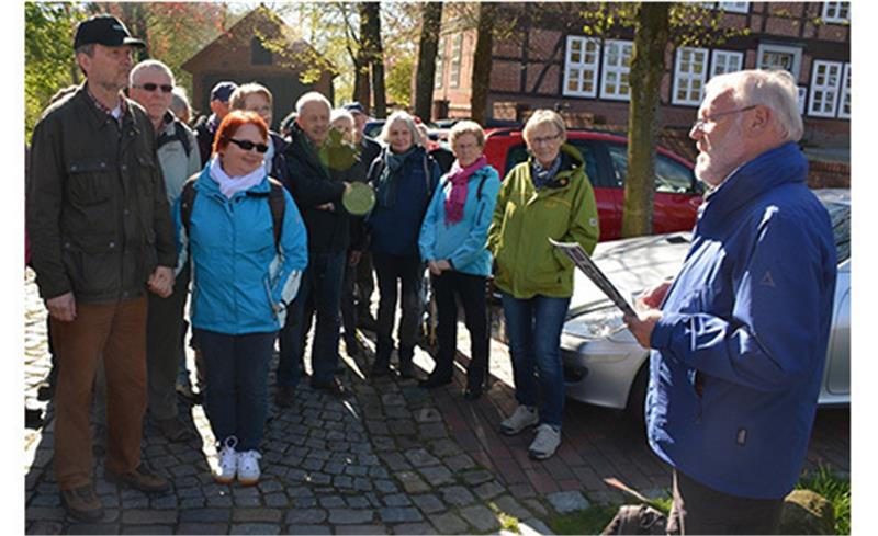 Wanderführer Hans-Joachim Dammann (rechts) begrüßt die Teilnehmer der TAGEBLATT-Wanderung vor dem Amtshaus in Moisburg. Fotos Beneke