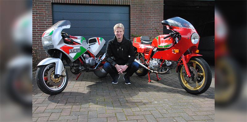 Warum nur eine Ducati, wenn man zwei haben kann: Thorsten Witt zwischen der 1000er im Harris-Rahmen und der Mike Haylwood Replica (MHR). Foto Stief