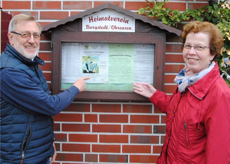Weisen auf das Programm des Heimatvereins hin: Heinrich Gerken und Anita Lütjen. Foto Stief