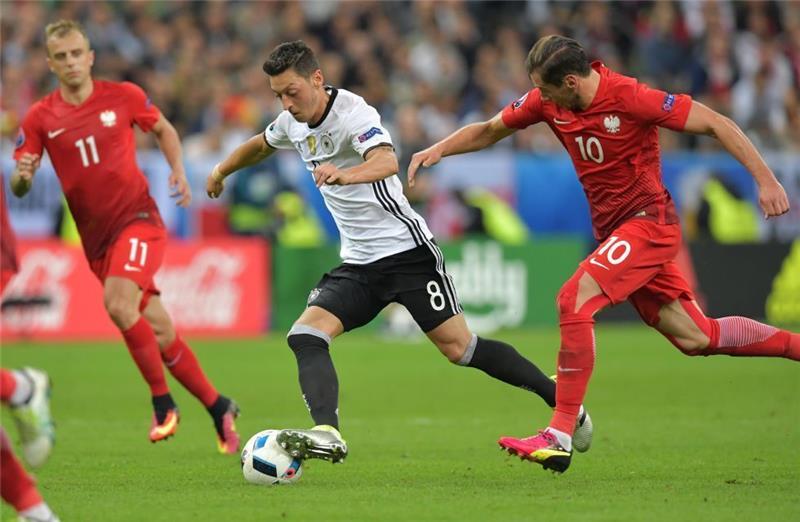 Wenn es nach Mesut Özil gegangen wäre, hätte Deutschland das Spiel gegen Polen am grünen Tisch gewonnen. "Die standen ja mit 20 Mann hinten, da ist es doch normal, dass du da Schwierigkeiten hast." Foto: dpa