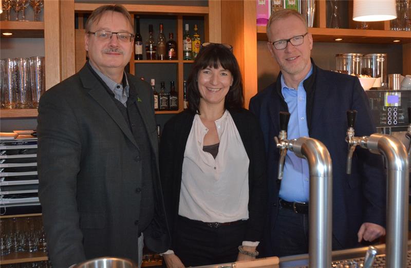 Wirtschaftsförderer in der Gastwirtschaft (v.l.): Thomas Friedrichs (Stade), Kerstin Maack (Buxtehude) und Michael Seggewiß (Landkreis). Foto: Stephan