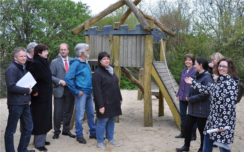 Wo jetzt noch ein Klettergerüst steht, wird ein Container für den Schulkindergarten aufgestellt: Rektorin Tina Reiß (Foto rechts) mit dem Ausschuss und der Vorsitzenden Christel Oehr (Mitte). Foto Lankuttis