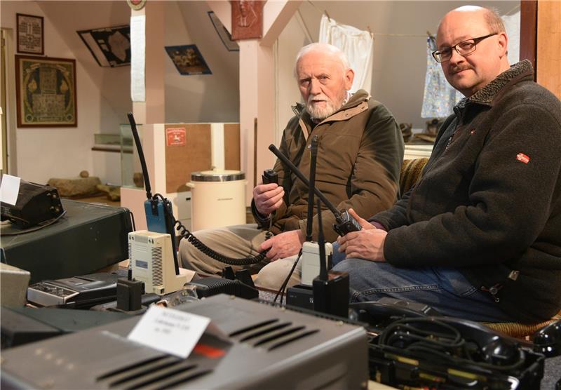 Zeigen die Funktechnik : Horst (links) und Frank Hoferichter. Foto Beneke