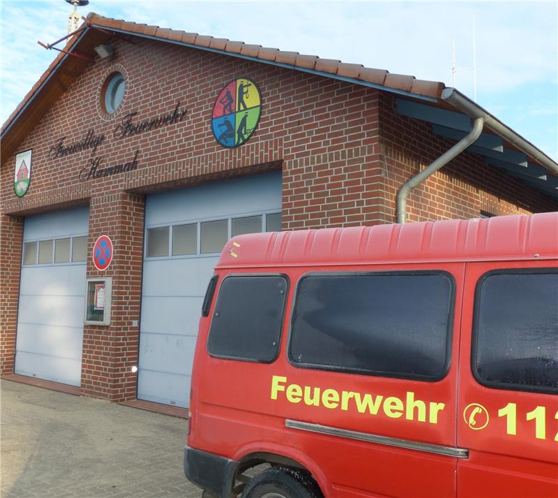 Zu eng : Im Feuerwehrgerätehaus in Hammah fehlen Umkleide-Platz und Spinde. Fotos Eidtmann