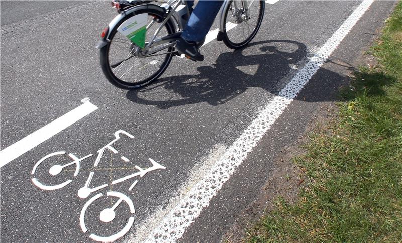 Zukunftsvision: Fahrrad-Piktogramm und Schutzstreifen auf der Fahrbahn sollen das Fahrradfahren in Buxtehude sicherer machen.