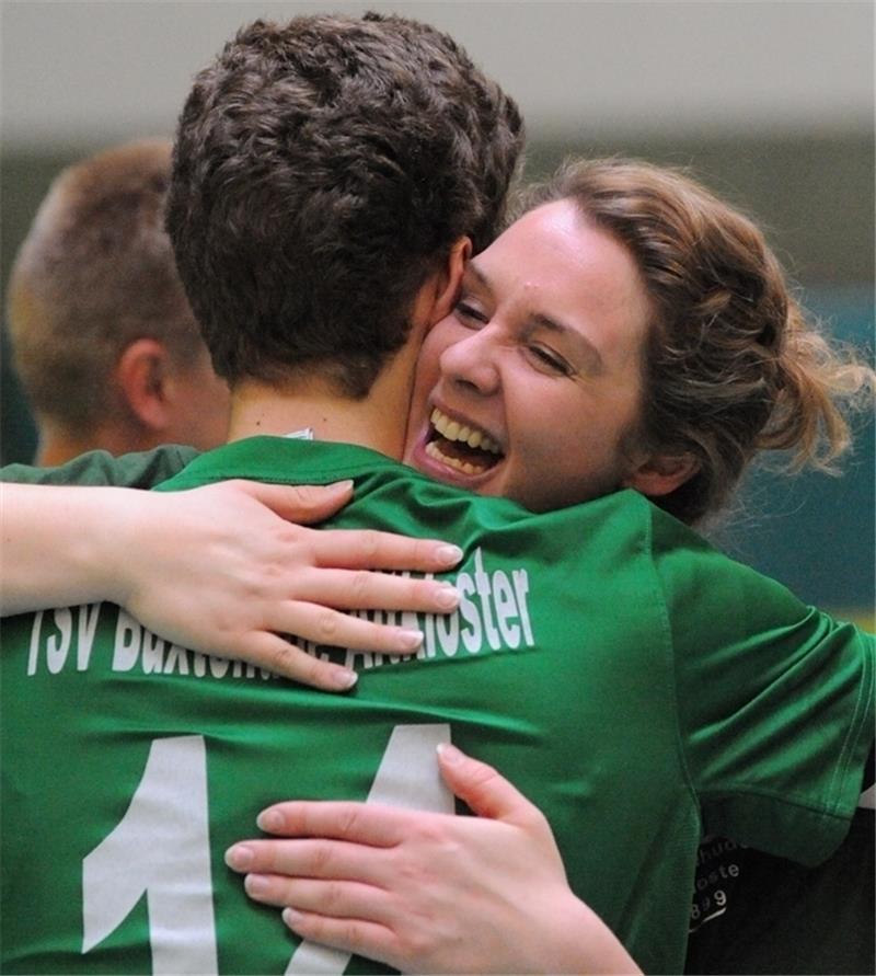 Zum Abschied nehmen die TSV-Volleyballer Trainerin Julia Kaufhold noch einmal in den Arm. Foto Scholz