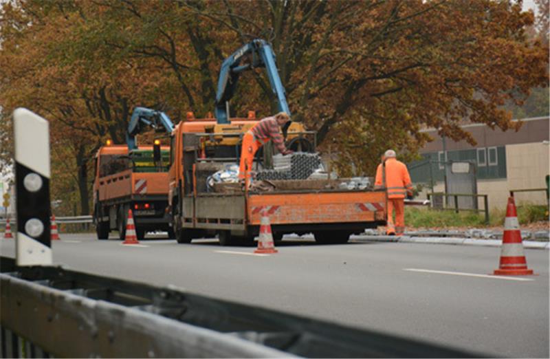 Zurzeit tauschen die Arbeiter die Leitplanken auf der B 73 zwischen der Harburger Straße und der Autobahnzufahrt Stade-Süd aus.  Foto Beneke