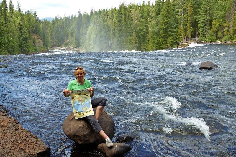 <p>An den Dawson Falls im Wells Gray Provincial Park in Kanada hat sich Jutta Gärtner aus Fredenbeck mit dem TAGEBLATT ablichten lassen und das Foto beim Wettbewerb eingereicht. </p>