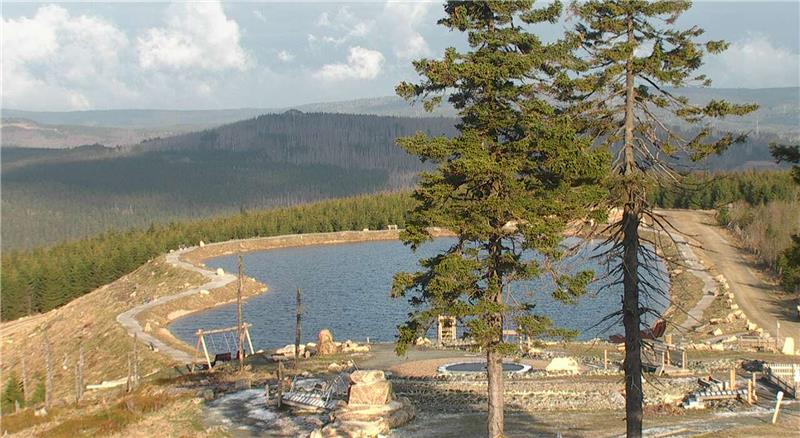 <p>Bereits am frühen Samstagmorgen blickte die Webcam der Wurmberg-Seilbahn über einen sonnenbeschienenen Gipfelsee in den Harz und gab damit einen Vorgeschmack auf das angesagte Walpurgis-Wetter.</p>