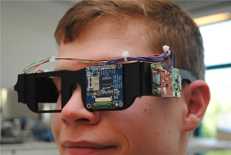 <p>Forschendes Lernen an der Hochschule 21 in Buxtehude: Mechatronik-Student Christoph Ebler trägt die Parkinson-Brille. Foto Vasel</p>