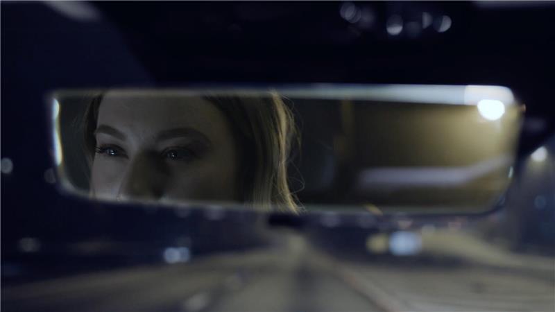 Wenn der Gegenverkehr blendet: Das können Autofahrer tun Abblenden bitte: Viele Innenspiegel verfügen mittlerweile über eine automatische Abblendfunktion.