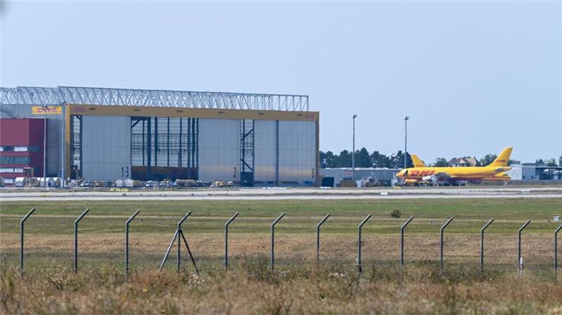 Russische Sabotage - Zufall verhinderte Flugzeugabsturz „Als Reaktion auf die laufenden Ermittlungen von Behörden in mehreren Ländern hat DHL Express in allen europäischen Ländern Maßnahmen ergriffen, um sein Netzwerk, seine Mitarbeitenden und Einrichtungen sowie die Sendungen seiner Kunden zu schützen“, sagte eine DHL-Sprecherin Ende August. (Archivfoto)