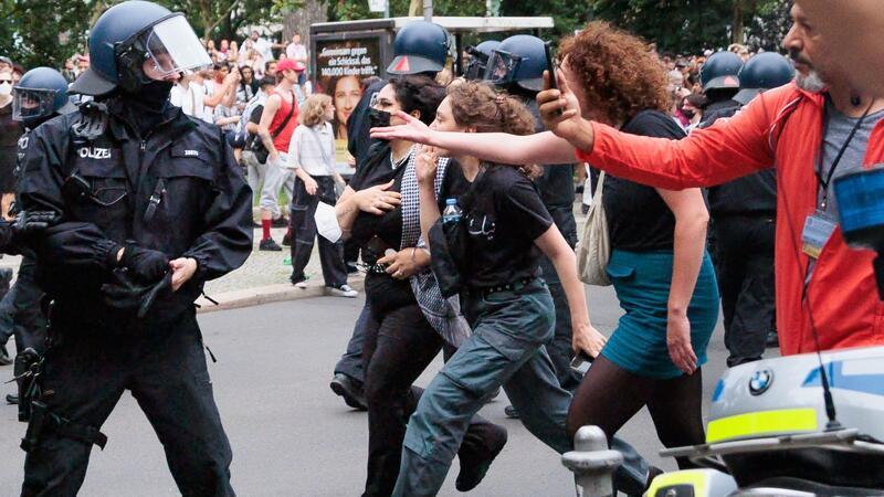 Berliner Pride friedlich - Ärger bei „Queers for Palestine“ Am Samstagnachmittag schätzte die Polizei die Zahl der Teilnehmer auf 4.700.