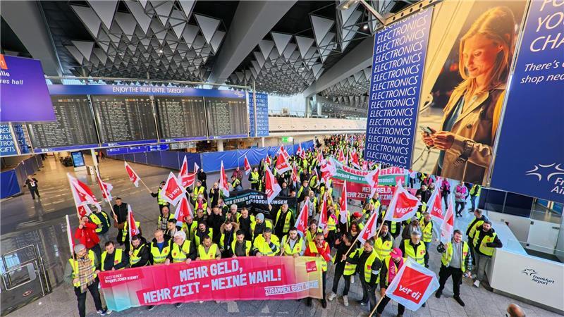 Verdi-Streiks gehen weiter - Schneller Neustart an Flughäfen An den Flughäfen blieben die Abflughallen leer, weil die meisten Passagiere rechtzeitig von den Streiks gehört hatten.