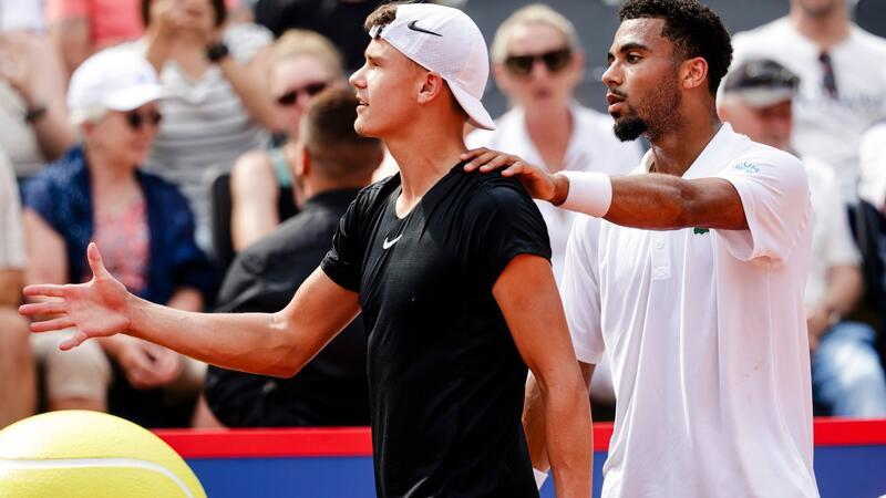 Knie hält: Zverev souverän ins Halbfinale in Hamburg  Arthur Fils (r) tröstet Holger Rune.