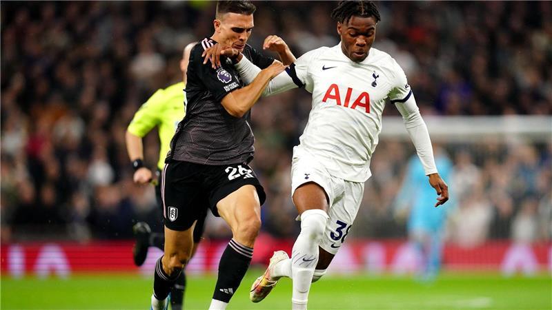  Auf Sporttrikots findet man den Hahn etwa beim britischen Fußballverein Tottenham Hotspurs. (Archivbild)