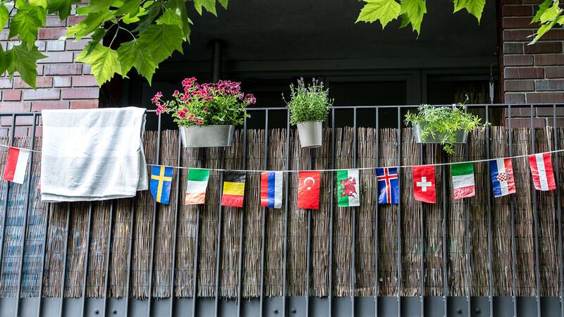 Fußball-EM 2024: Was Fans tun dürfen - und was nicht Auf dem Balkon Fußball schauen? Kein Problem, solange man zu später Stunde nicht zu sehr lärmt.