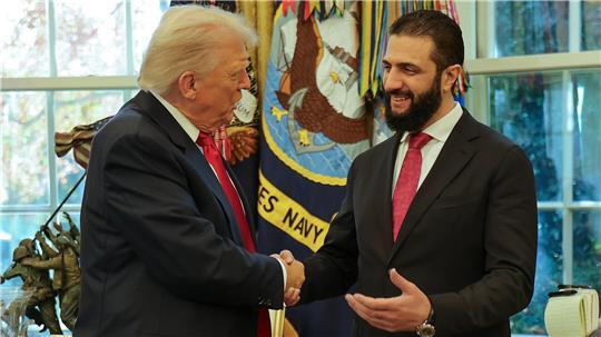  Auf diesem vom Pressebüro der syrischen Präsidentschaft via AP zur Verfügung gestellten Foto schüttelt US-Präsident Donald Trump (l) Ahmed al-Scharaa, Übergangspräsident von Syrien, im Weißen Haus in Washington die Hand. 
