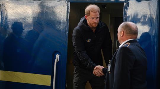  Auf diesem von der ukrainischen Eisenbahn Ukrzaliznytsia zur Verfügung gestellten Foto kommt der britische Prinz Harry (l) auf dem Hauptbahnhof an.

