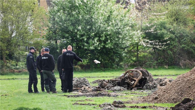 Aufgrund der Lage wurde nach Polizeiangaben ein Sperrgebiet von etwa 1.000 Metern um den Fundort festgelegt.