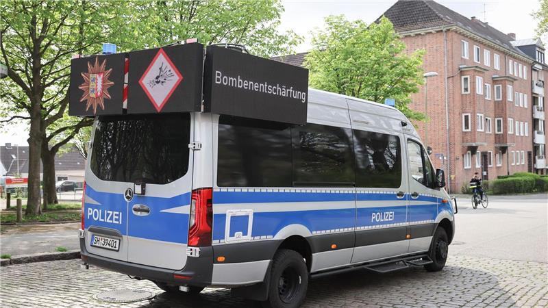  Aufgrund der Lage wurde nach Polizeiangaben ein Sperrgebiet von etwa 1.000 Metern festgelegt.